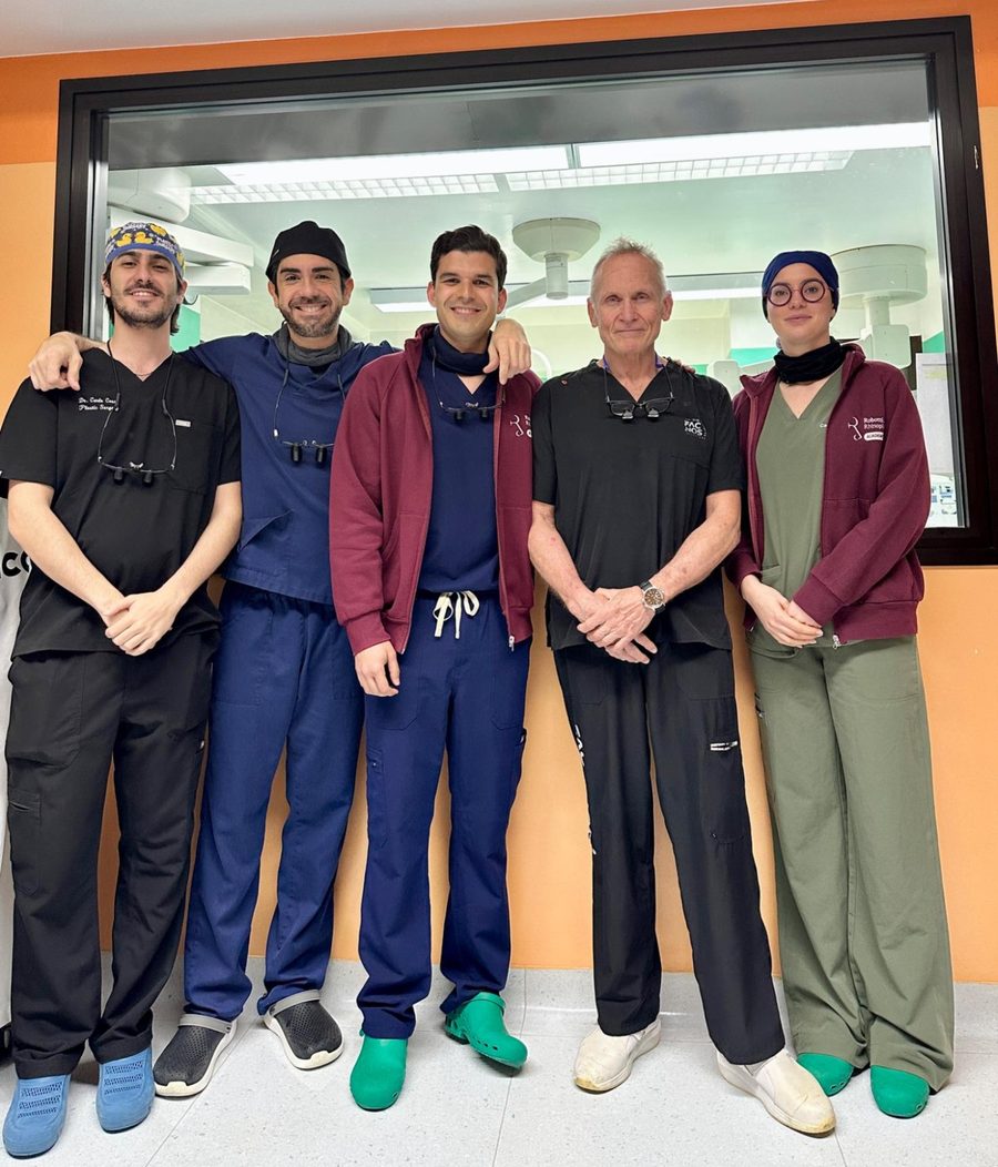 El Dr. Attili con el equipo de la academia de rinoplastia del profesor Robotti.