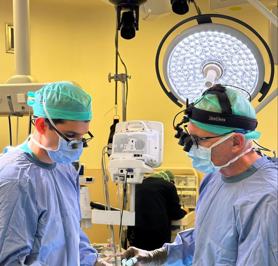El Dr. Attili operando junto al profesor Enrico Robotti en Bérgamo, Italia.