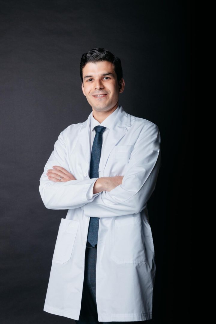 El Dr. Cesare Attili, otorrinolaringólogo en Guatemala, de bata blanca.